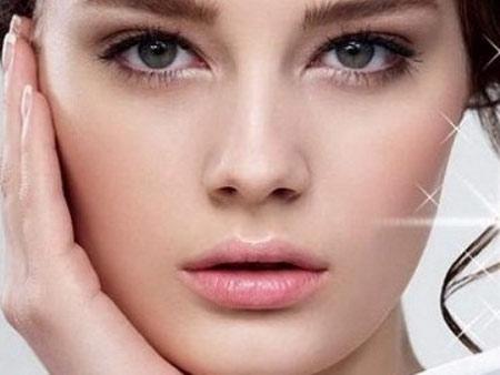 Những màu son nhẹ nhàng phù hợp với trang đi&ecirc;̉m dạo ph&ocirc;́ hoặc trang đi&ecirc;̉m c&ocirc;ng sở 