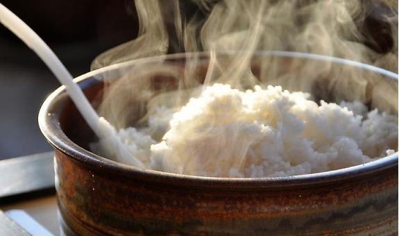 C&aacute;ch hấp cơm nguội ngon cũng quan trọng kh&ocirc;ng k&eacute;m c&aacute;ch để cơm kh&ocirc;ng thiu