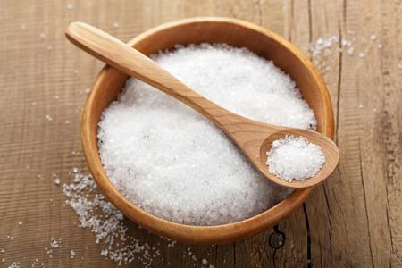 Muối ăn kh&ocirc;ng chỉ l&agrave; gia vị quan trọng m&agrave; c&ograve;n thường xuất hiện trong c&aacute;c mẹo vặt gia đ&igrave;nh