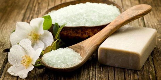Muối ăn thường được d&ugrave;ng trong cẩm nang mẹo vặt gia đ&igrave;nh nhờ c&ocirc;ng dụng l&agrave;m sạch tuyệt vời
