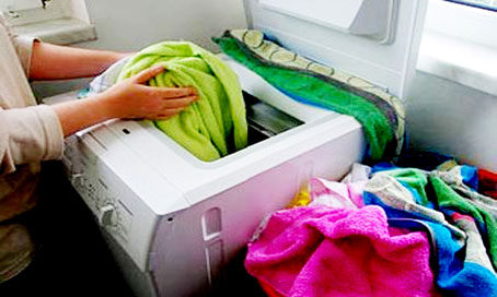 Chỉ cho quần &aacute;o vừa đủ gi&uacute;p tiết kiệm điện m&aacute;y giặt