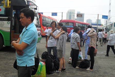 Sĩ tử mệt mỏi khi mới xuống xe khách
