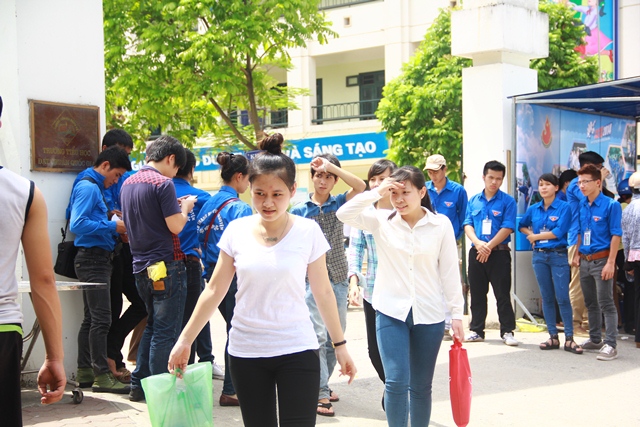 Nắng nóng khiến nhiều sĩ tử tỏ ra mệt mỏi sau môn thi đầu tiên