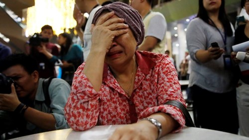 Người nh&agrave; nạn nh&acirc;n vụ MH17 đang ng&oacute;ng chờ thi thể người th&acirc;n