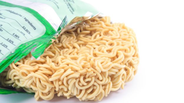 D&ugrave; m&igrave; ăn liền chứa nhiều chất độc hại nhưng lượng ti&ecirc;u thụ ch&uacute;ng vẫn gia tăng
