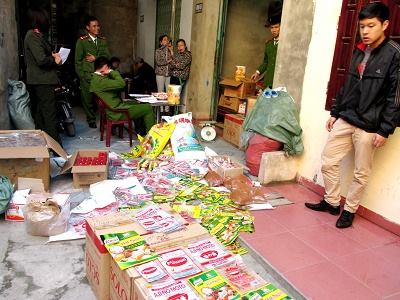 M&igrave; ch&iacute;nh giả, bột n&ecirc;m giả được đ&oacute;ng g&oacute;i, cộp m&aacute;c c&aacute;c nh&atilde;n hiện c&oacute; tiếng lừa người 13Win18 đa dạng khuyến mãi bị ph&aacute;t hiện. Ảnh VOV