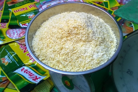 M&igrave; ch&iacute;nh giả, hạt n&ecirc;n giả kh&oacute; ph&acirc;n biệt bằng mắt thường nhưng khi tiếp x&uacute;c c&oacute; m&ugrave;i kh&aacute; hắc, g&acirc;y nhức đ&acirc;u