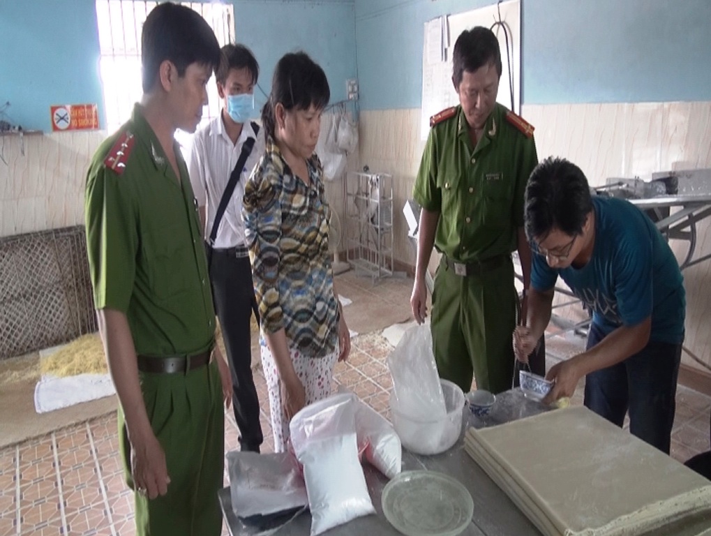 Cơ quan chức năng đ&atilde; thu giữ h&agrave;ng trăm c&acirc;n m&igrave; sợi chứa h&agrave;n the ở cơ sở Ph&uacute; Hiền trước khi số 13Win OKVIP Cá cược bóng đá bẩn n&agrave;y bị tuồn ra thị trường