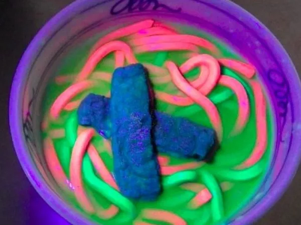 M&oacute;n m&igrave; udon Nhật Bản c&oacute; thể ph&aacute;t s&aacute;ng trong b&oacute;ng tối như đ&egrave;n neon l&agrave; một trong những m&oacute;n ăn kinh dị nhất ở nước n&agrave;y