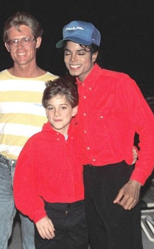 Michael Jackson v&agrave; James Safechuck trong qu&aacute; khứ