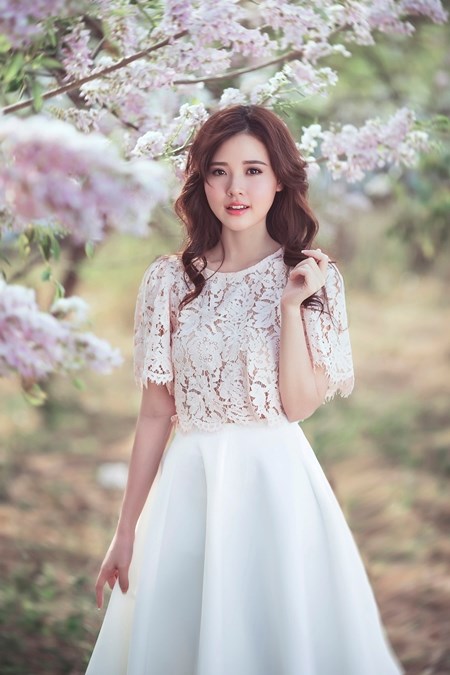 Midu đẹp tinh kh&ocirc;i b&ecirc;n sắc hoa anh đào tại Long Hải 