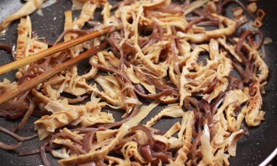 Miến nấu măng sườn l&agrave; m&oacute;n ăn ng&agrave;y Tết l&agrave;m từ măng kh&ocirc;, tước nhỏ
