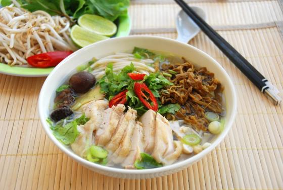 Mi&ecirc;n nấu măng sườn l&agrave; m&oacute;n ăn ng&agrave;y Tết rất được ưa chuộng v&agrave;o ng&agrave;y lạnh