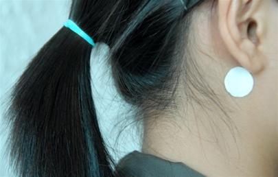 Miếng d&aacute;n chống say t&agrave;u xe l&agrave; biện ph&aacute;p được nhiều người ưa d&ugrave;ng trong những chuyến du lịch.