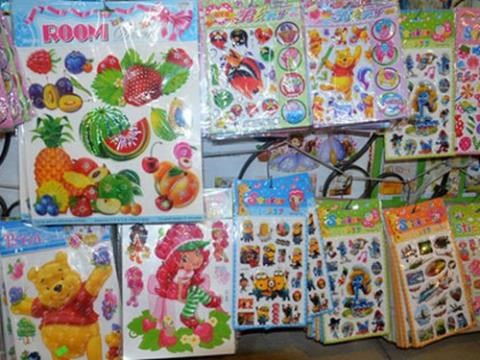 Miếng d&aacute;n h&igrave;nh Stickes ngậm độc, nguy hiểm với học sinh