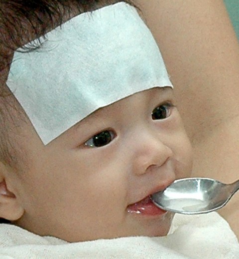 C&aacute;c bậc cha mẹ hiện nay hầu như đều ưu ti&ecirc;n sử dụng miếng d&aacute;n hạ sốt khi trẻ bị sốt