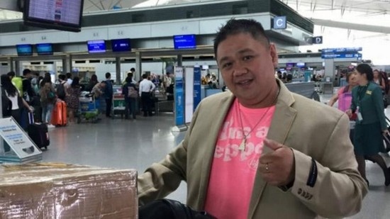 Vụ Minh B&eacute;o bị bắt: Anh trai tới l&atilde;nh sự qu&aacute;n Mỹ xin visa