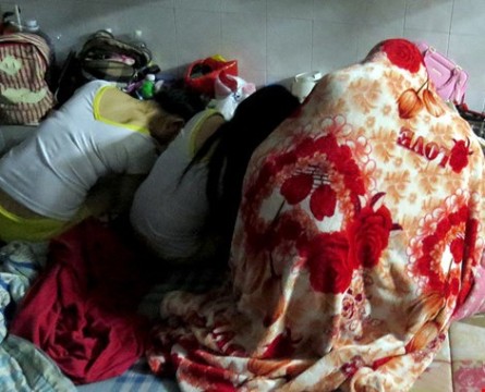 Trong những tin ph&aacute;p luật an ninh 24h qua c&oacute; vụ bắt quả tang nữ tiếp vi&ecirc;n massage k&iacute;ch dục cho kh&aacute;ch VIP