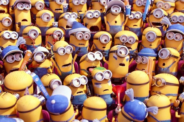 Binh đoàn Minions đông đảo vẽ lên mặt và cùng nhau đi đến sân vận động