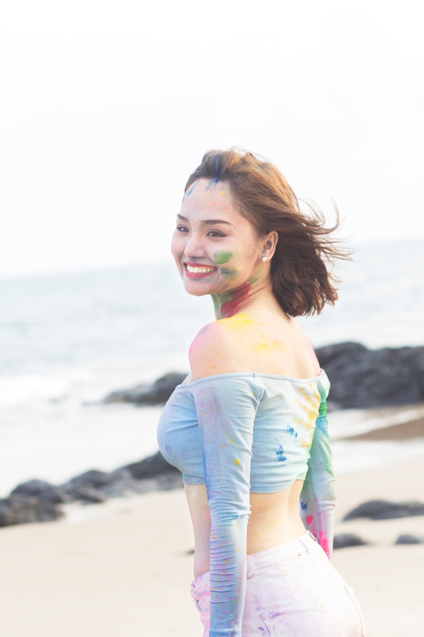 Miu L&ecirc; khoe &lsquo;eo con kiến&rsquo; trong MV Anh đang nơi đ&acirc;u