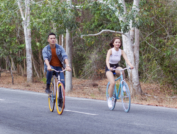 Miu L&ecirc; khoe &lsquo;eo con kiến&rsquo; trong MV Anh đang nơi đ&acirc;u