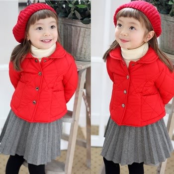 Chọn tone đỏ kết hợp với ch&acirc;n v&aacute;y x&aacute;m để mix đồ cho trẻ đ&oacute;n Tết