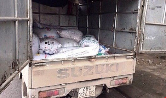  1.495kg mỡ động vật th&agrave;nh phẩm đ&atilde; bị lực lượng chức năng bắt giữ