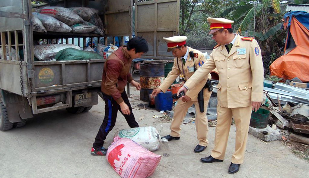 H&agrave;ng tấn mỡ bẩn bị CSGT ph&aacute;t hiện, thu giữ v&agrave; xử l&yacute; theo quy định