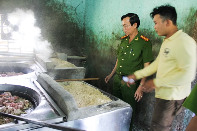Cơ quan chức năng xử l&yacute; cơ sở chế biến mỡ cạnh nh&agrave; vệ sinh