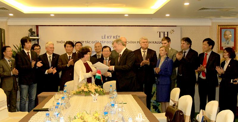 B&agrave; Th&aacute;i Hương - Chủ tịch HĐQT Tập đo&agrave;n TH v&agrave; &ocirc;ng Anatoly Dmitriyevich Artamonov &ndash; Thống đốc tỉnh Kaluga k&yacute; thỏa thuận hợp t&aacute;c đầu tư