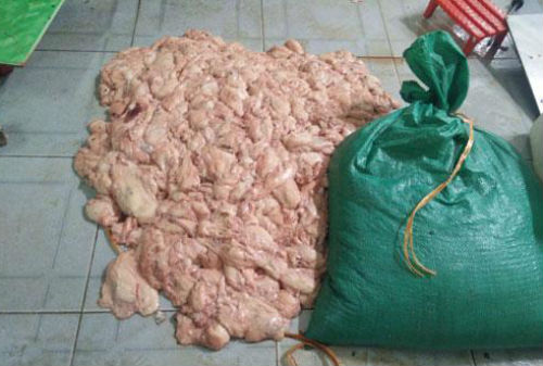 T&agrave;i xế chở 500kg mỡ lợn kh&ocirc;ng r&otilde; nguồn gốc