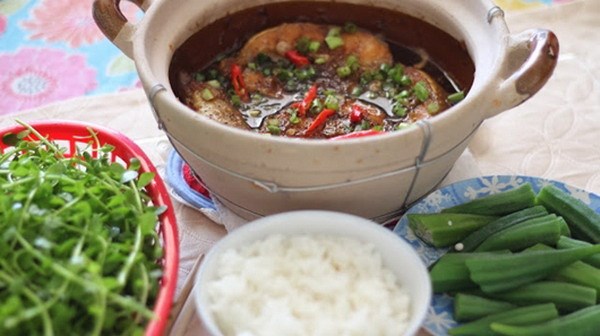 Canh chua Tom Yum kiểu Th&aacute;i l&agrave; một trong những m&oacute;n ăn ng&agrave;y lạnh hấp dẫn