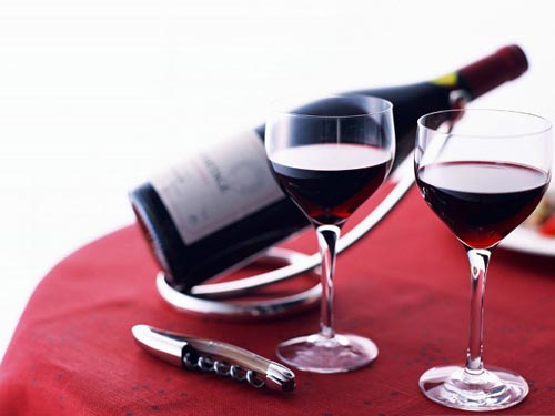 chén rượu đào cùng món ăn Tết mang lại sự ấm áp trong ngày Tết