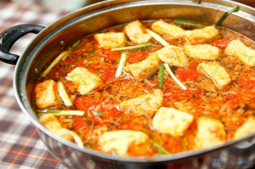 Lẩu ri&ecirc;u cua bắp b&ograve; vị thơm lừng ăn k&egrave;m với b&uacute;n v&agrave; rau thơm