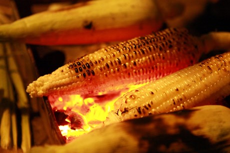 Ng&ocirc; nướng l&agrave; m&oacute;n ăn vặt đặc sản của ng&agrave;y đ&ocirc;ng H&agrave; Nội