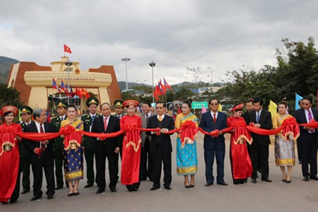 Lễ khai trương m&ocirc; h&igrave;nh kiểm tra &ldquo;một cửa, một lần dừng&rdquo; tại cửa khẩu quốc tế Lao Bảo-Densavan