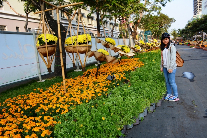 nhiều người d&acirc;n kh&ocirc;ng chỉ ở TP.HCM m&agrave; ở c&aacute;c tỉnh miền T&acirc;y vốn xa lạ với &aacute;o lạnh nay phải xu&yacute;t xoa