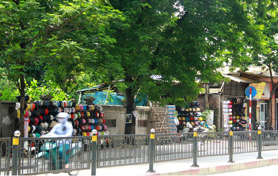 Những điểm b&aacute;n mũ bảo hiểm kh&ocirc;ng phải mũ bảo hiểm sẽ bị dẹp bỏ ho&agrave;n to&agrave;n sau ng&agrave;y 1/7 tới
