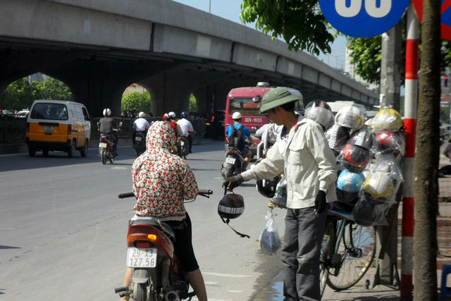 Quyết định xử phạt v&agrave;o đầu th&aacute;ng 7 tới, mũ bảo hiểm kh&ocirc;ng phải mũ bảo hiểm sẽ ho&agrave;n to&agrave;n nhường chỗ cho mũ bảo hiểm đạt chuẩn theo quy định.