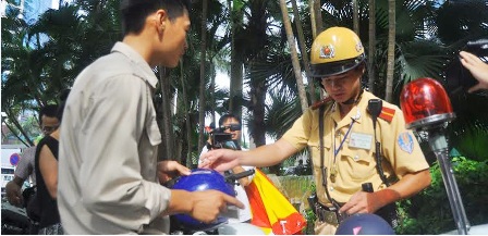 Theo Ủy ban an toàn giao thông quốc gia, từ 1.7, chiến dịch kiểm tra, xử lý người đi xe máy đội mũ bảo hiểm không đảm bảo chất lượng được thực hiện trên toàn quốc Theo Ủy ban an toàn giao thông quốc gia, từ 1.7, chiến dịch kiểm tra, xử lý người đi xe máy đội mũ bảo hiểm không đảm bảo chất lượng được thực hiện trên toàn quốc
