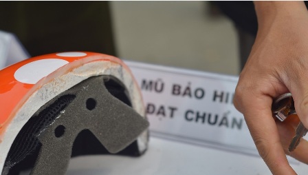 Trước đó, người dân được tuyên truyền, nhắc nhở, trên các phương tiện thông tin đại chúng về quy định đội mũ bảo hiểm đạt chuẩn Trước đó, người dân được tuyên truyền, nhắc nhở, trên các phương tiện thông tin đại chúng về quy định đội mũ bảo hiểm đạt chuẩn