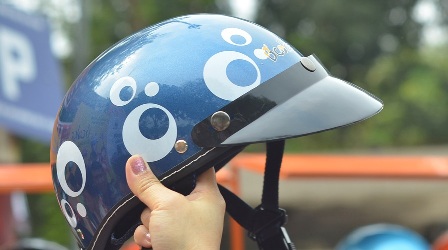 Người tham gia điều khiển mô tô, xe máy, xe máy điện phải đội mũ bảo hiểm có đủ 3 bộ phận, gồm: vỏ mũ, lớp hấp thụ xung động (xốp) và quai mũ Người tham gia điều khiển mô tô, xe máy, xe máy điện phải đội mũ bảo hiểm có đủ 3 bộ phận, gồm: vỏ mũ, lớp hấp thụ xung động (xốp) và quai mũ