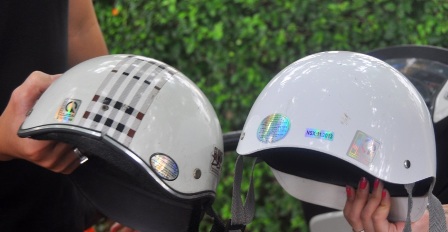 Và có gắn dấu hợp quy (dấu CR) theo quy định tại Quy chuẩn kỹ thuật quốc gia về mũ bảo hiểm ký hiệu QCVN 2:2008/BKHCN Và có gắn dấu hợp quy (dấu CR) theo quy định tại Quy chuẩn kỹ thuật quốc gia về mũ bảo hiểm ký hiệu QCVN 2:2008/BKHCN