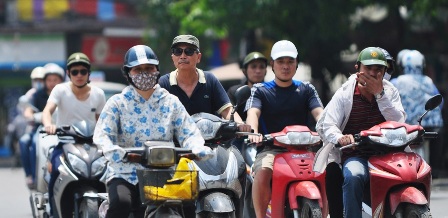 Tuy nhiên đã hai tuần trôi qua, tình trạng người tham gia giao thông trên các tuyến đường phớt lờ Nghị định, đội mũ không đạt chuẩn hoặc không đúng quy cách vẫn còn khá phổ biến Tuy nhiên đã hai tuần trôi qua, tình trạng người tham gia giao thông trên các tuyến đường phớt lờ Nghị định, đội mũ không đạt chuẩn hoặc không đúng quy cách vẫn còn khá phổ biến