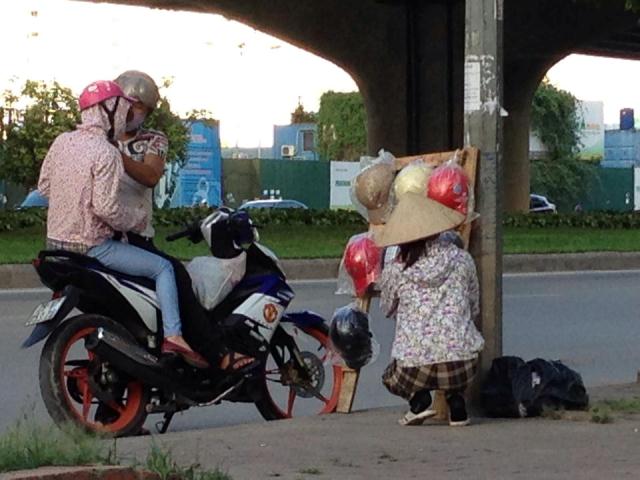 Người điều khiển xe m&ocirc; t&ocirc;, xe m&aacute;y, xe m&aacute;y điện... sau ng&agrave;y 1/7 sẽ c&oacute; &yacute; thức đội mũ bảo hiểm đạt chuẩn nhờ quy định mới.