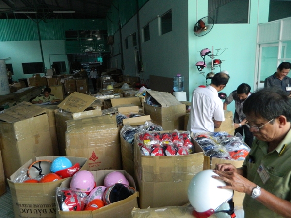 Ph&aacute; nhiều vụ t&agrave;ng trữ, bu&ocirc;n b&aacute;n mũ bảo hiểm k&eacute;m chất lượng