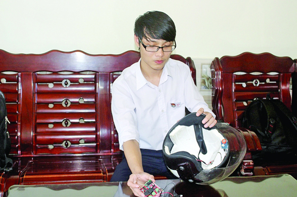 Khoa hướng dẫn c&aacute;ch sử dụng mũ bảo hiểm 'th&ocirc;ng minh' ngừa tai nạn giao th&ocirc;ng do rượu bia. Ảnh: B&aacute;o Giao th&ocirc;ng