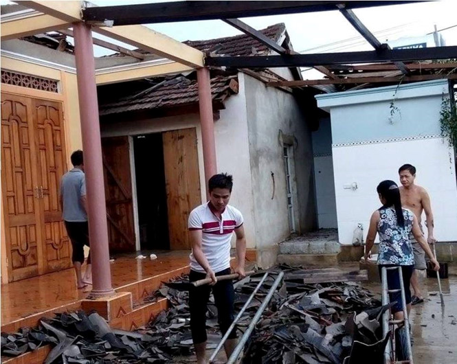 Trước đ&oacute;, mưa đ&aacute; v&agrave; lốc xo&aacute;y cũng t&aacute;n ph&aacute; h&agrave;ng trăm ng&ocirc;i nh&agrave; ở H&agrave; Tĩnh
