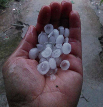 Mưa đ&aacute; hiếm gặp tại Nghệ An diễn ra trong khoảng 1 tiếng