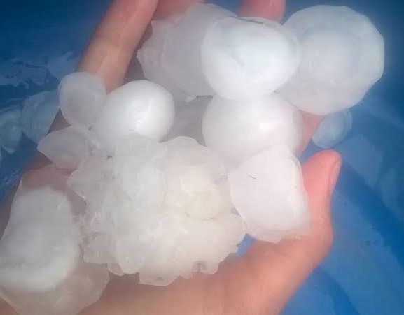 Trong khi đ&oacute;, một số người tỏ ra th&iacute;ch th&uacute; trước trận mưa đ&aacute; ở Nghệ An